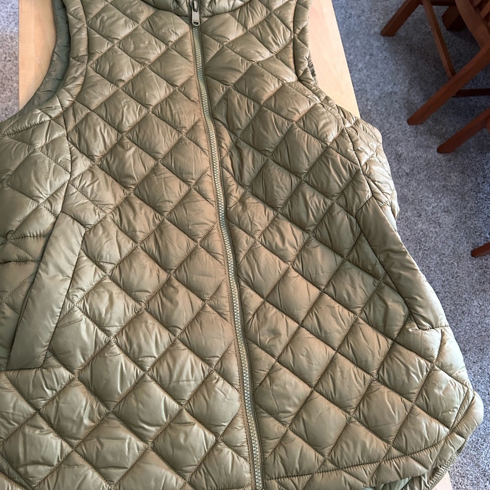 Athleta Featherweight green/gold quilted vest